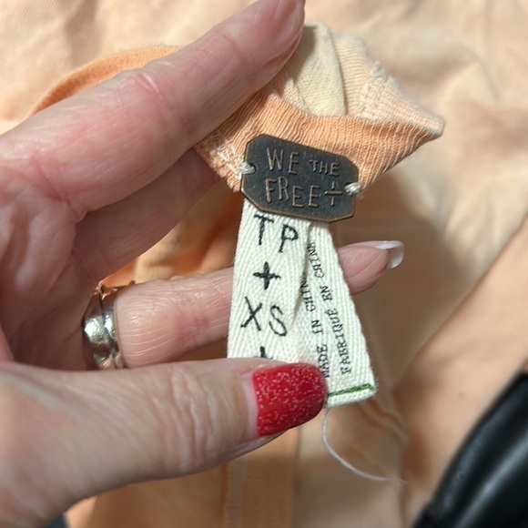 Free People We The Free First Love Oversized Peach Lace Up Long Sleeve Tee Sz XS - Picture 11 of 12